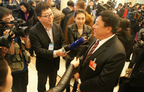 代表遭到“圍追堵截”.JPG