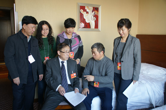 大會議案組工作人員針對今年代表提交建議的新特點，反復(fù)進行分析，適時調(diào)整工作思路。.JPG