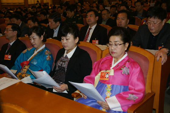 朝鮮族代表在認真聽取政府工作報告。.JPG